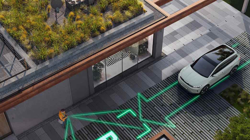 Skoda Enyaq mit Facelift 2025 in weiß welches das Parksystem zeigt