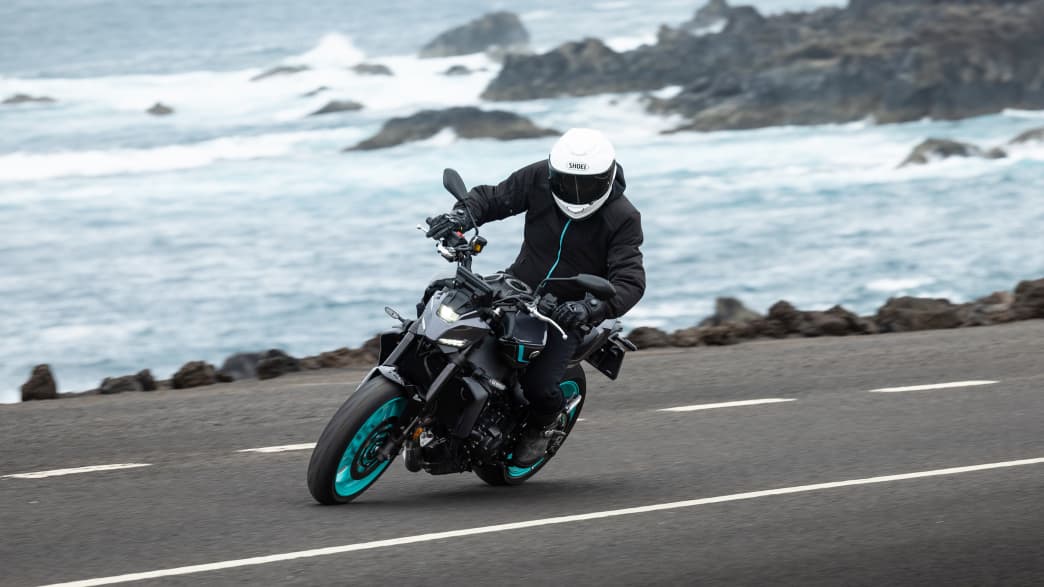 Aufnahme der fahrenden Yamaha MT-09 am Meer