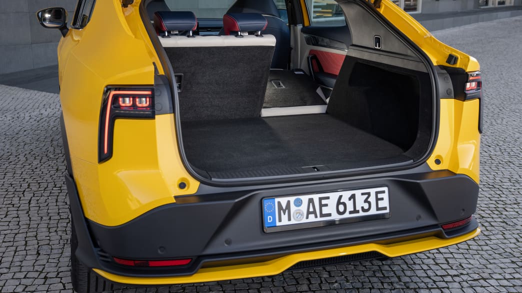 Der geöffnete Kofferraum des Aiways U6