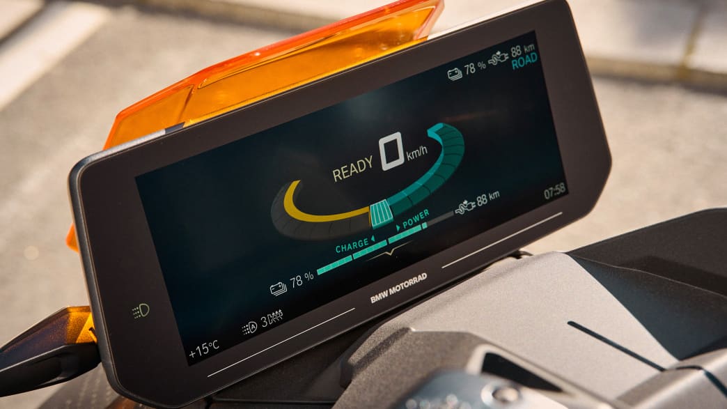 Display der BMW CE 04