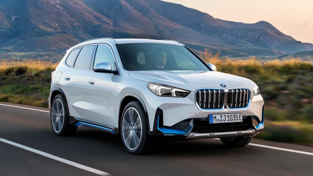 Front und Seitenansicht eines fahrenden BMW iX1