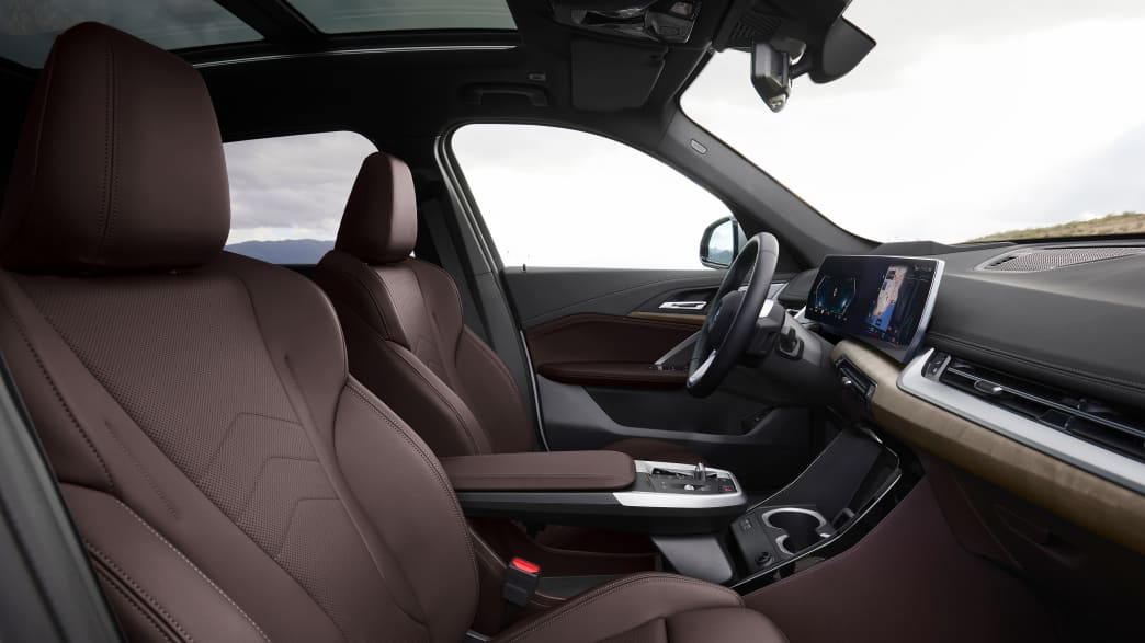 Vordersitze und Innenraum des BMW iX1
