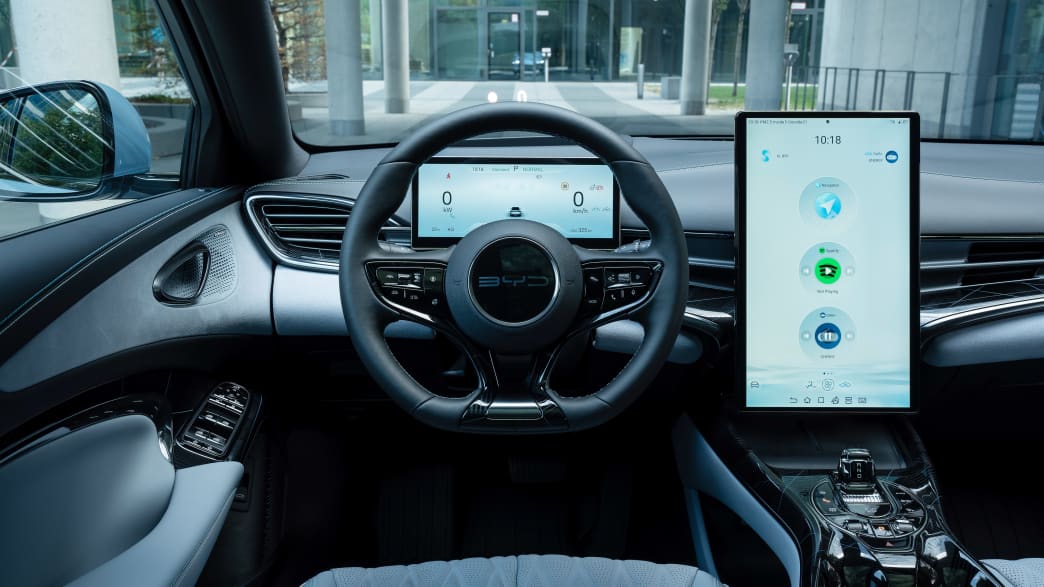 Lenkrad und Display im BYD Seal