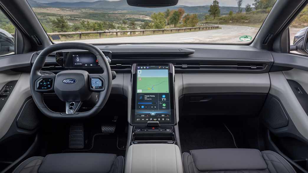 Das Cockpit mit Lenkrad des neuen Ford Capri