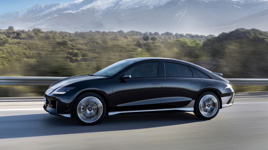 Seitenansicht eines fahrenden Hyundai Ioniq 6