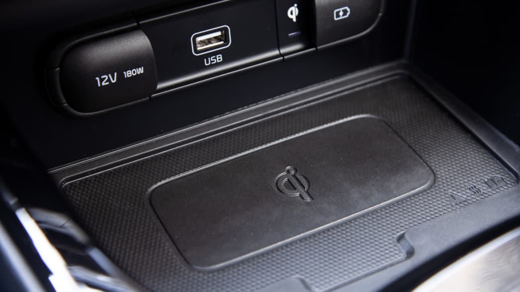 Handyablage im Cockpit eines Kia E-Soul