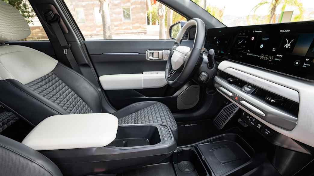 Das Cockpit und dies Vordersitze des neuen Kia EV4