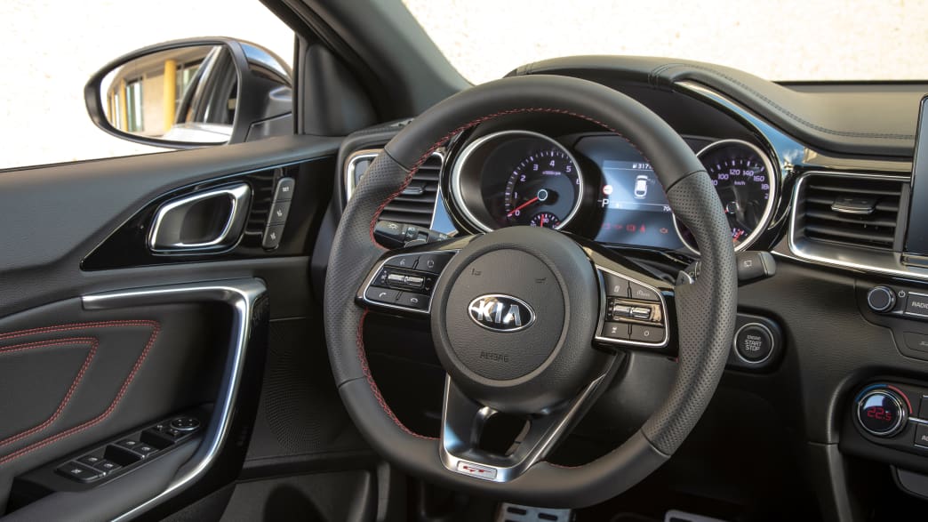 Cockpit eines Kia Proceed GT