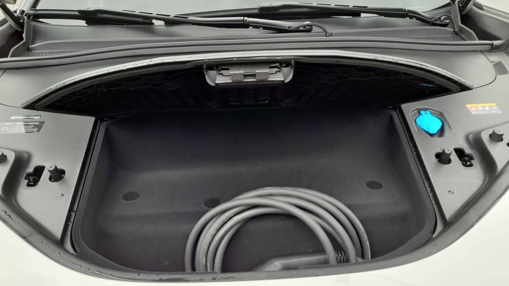 Fach für Ladekabel in einem Lotus Eletre