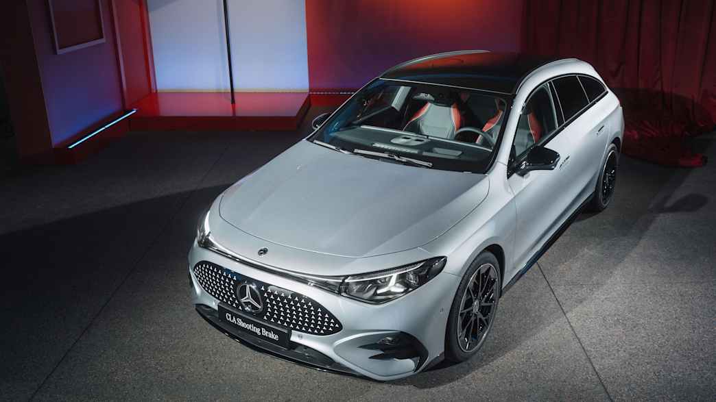 Der neue  Mercedes CLA Shooting Brake stehend in einer Halle