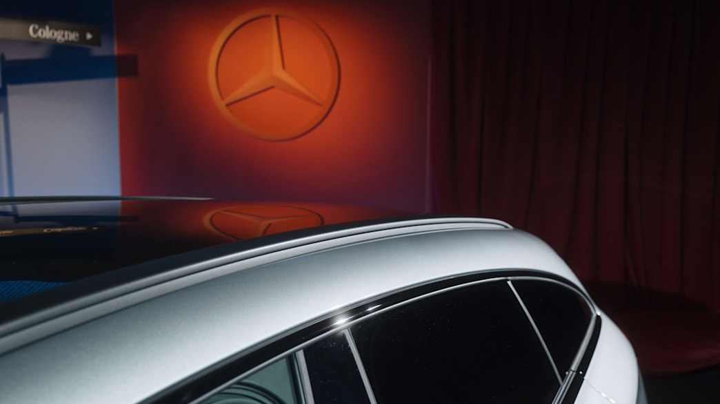 Der neue  Mercedes CLA Shooting Brake stehend in einer Halle
