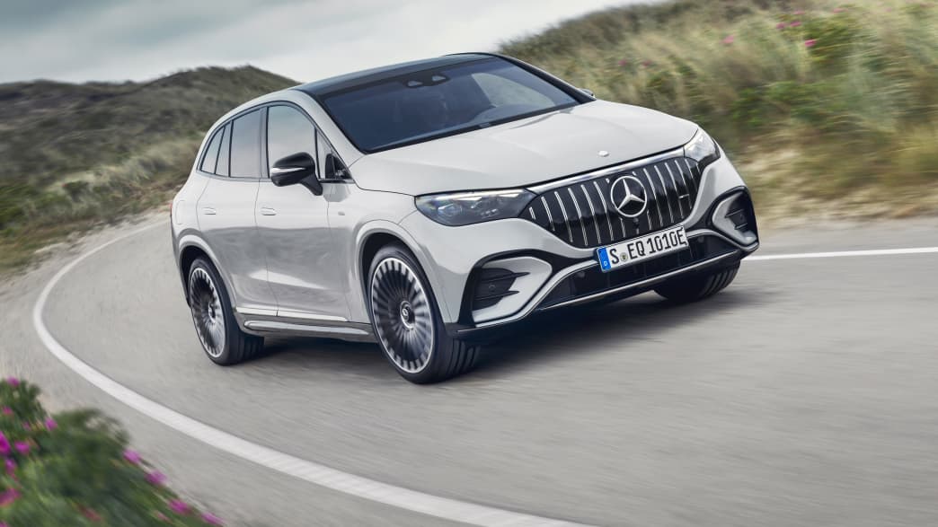 Frontansicht eines fahrenden Mercedes EQE SUV AMG