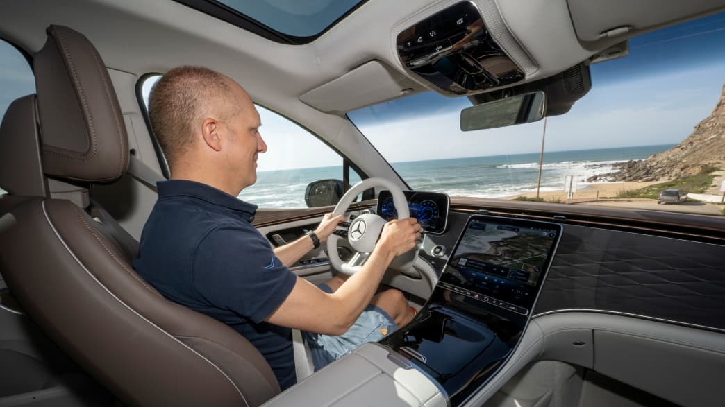 Mann am Cockpit eines Mercedes EQE SUV