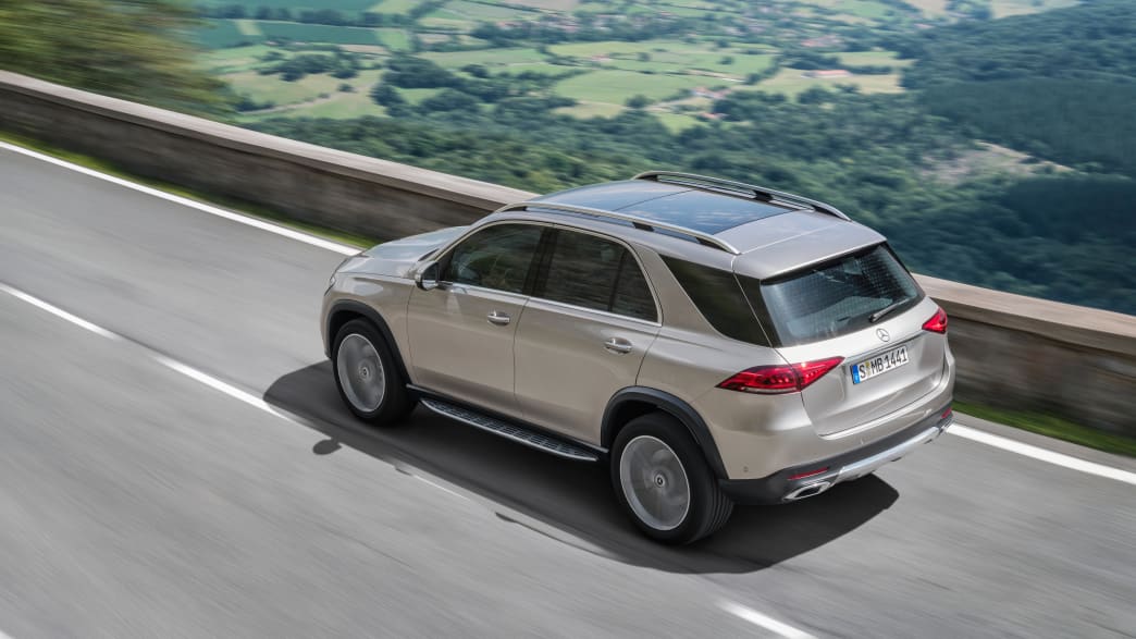 Silberner Mercedes GLC F-Cell faehrt auf Strasse