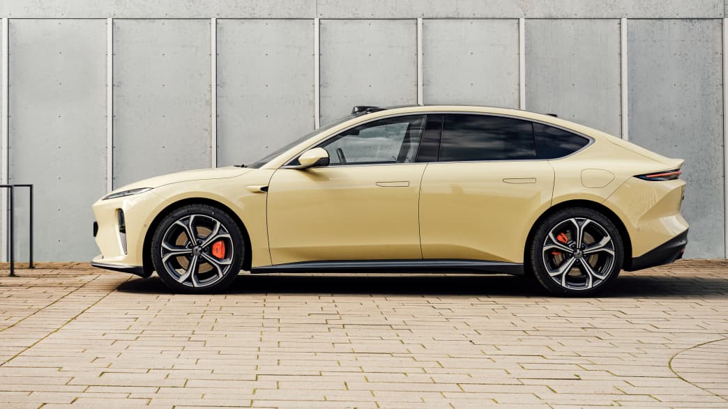 Der neue Nio ET 5 stehend von der Seite zu sehen