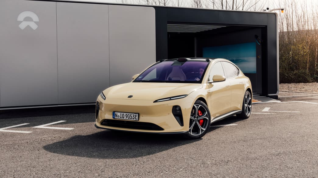 Der neue Nio ET 5 stehend von vorne zu sehen