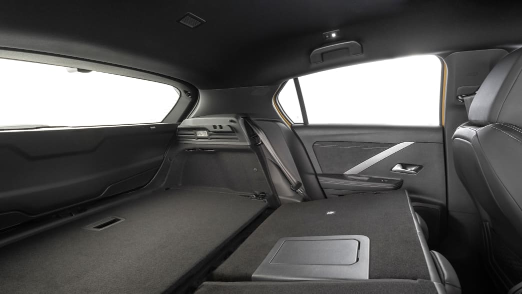 Umgeklappte Rückbank im Opel Astra