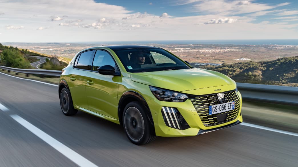 Frontansicht eines fahrenden Peugeot e-208