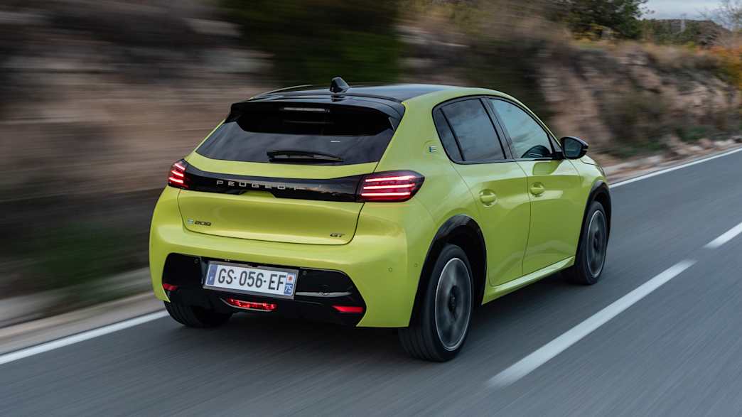 Heckansicht eines fahrenden Peugeot e-208