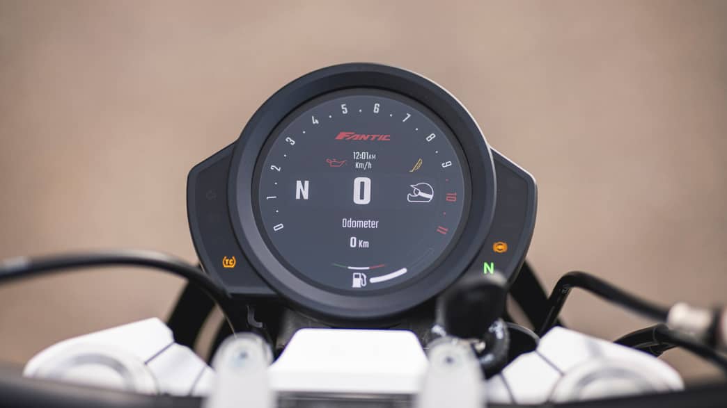 Eine Detailaufnahme des Tachos der Fantic Caballero 700