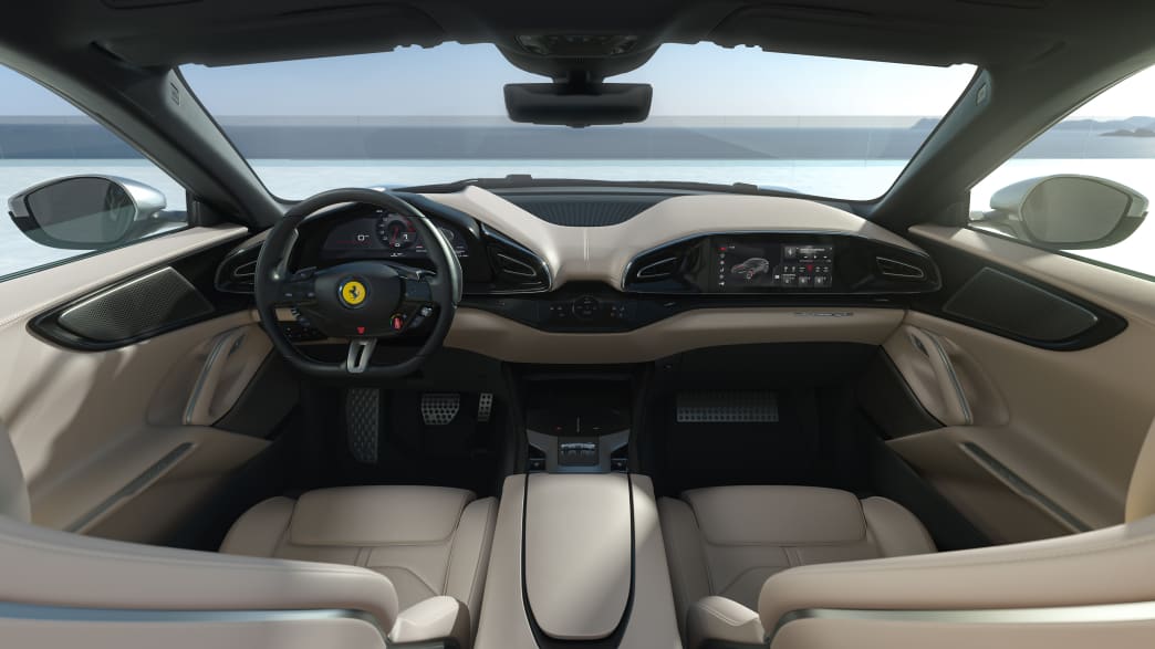 Das Cockpit und die beigen Sitze und Lenkrad mit dem gelben Ferrari Logo im neuen Purosangue