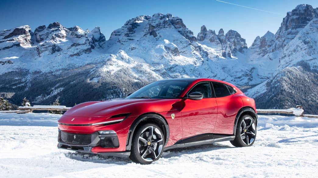 Schneebedeckte Berge die sich im Lack des neuen Ferrari SUVs Purosangue spiegeln