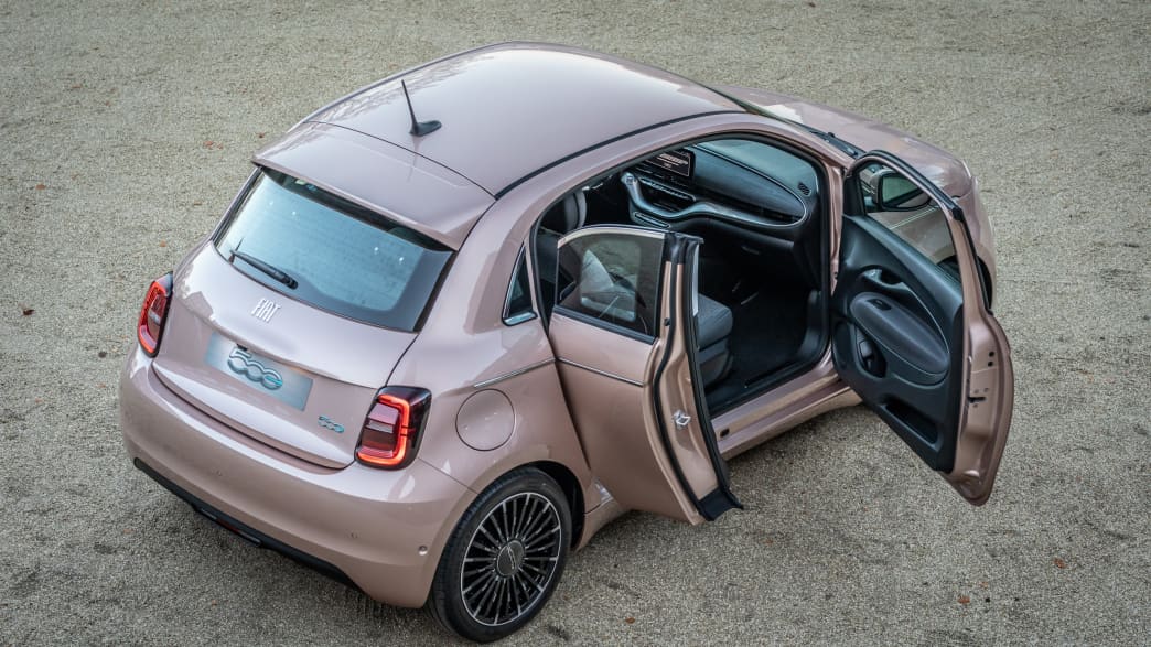 Geöffnete Türen des Fiat 500e Cabrio