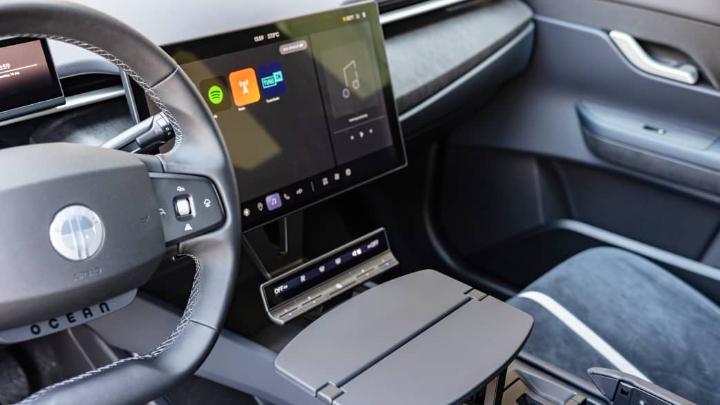 Innenansicht mit Lenkrad des vollelektrischen Fisker Ocean