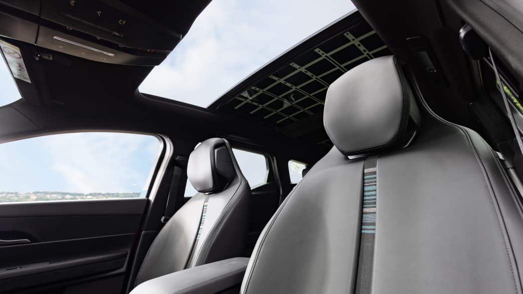Ansicht von Innen mit den Fahrer- und Beifahrersitz des Fisker Ocean