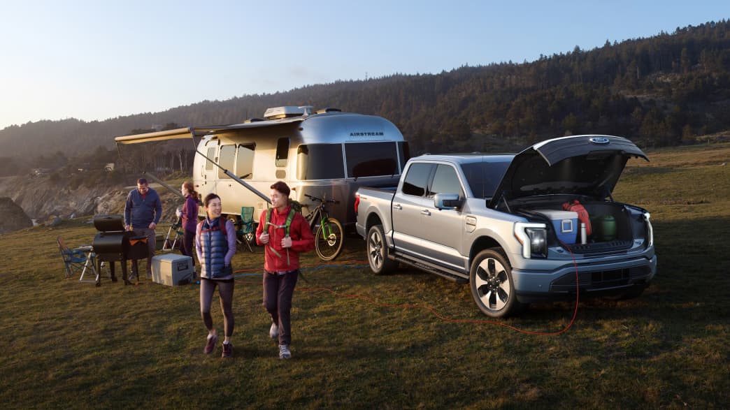Familie beim Camping mit dem Ford F-150 Lightning