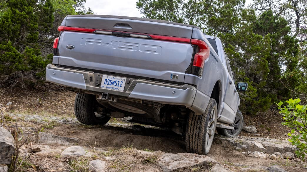 Heckansicht eines fahrenden Ford F-150 Lightning