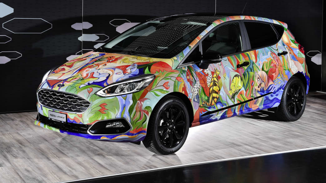 Ein bunt bemalter Ford Fiesta