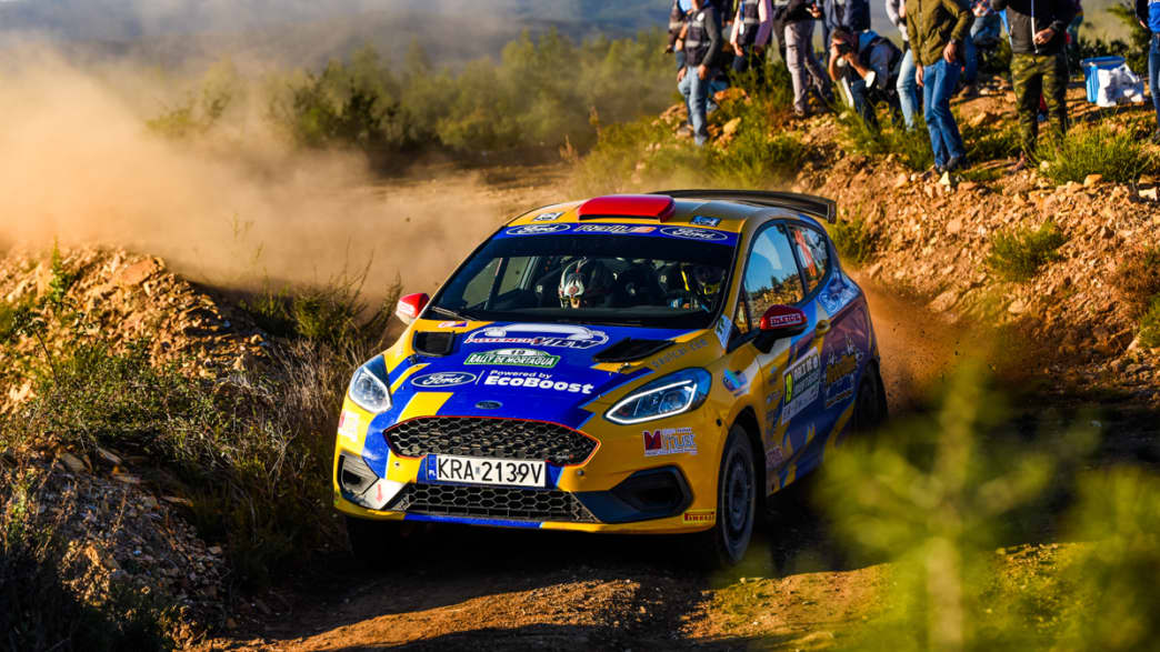Ein Ford Fiesta Rallye Fahrzeug in Aktion