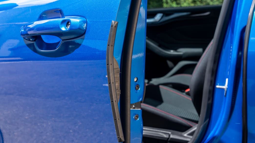 Vordertuer eines blauen Ford Focus Turnier
