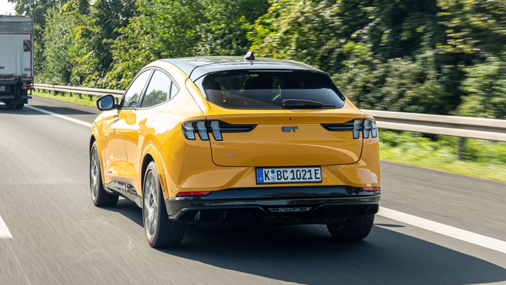 Heckansicht eines fahrenden Ford Mustang BlueCruise