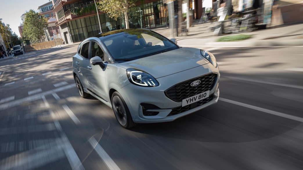 Frontansicht eines fahrenden Ford Puma nach Facelift