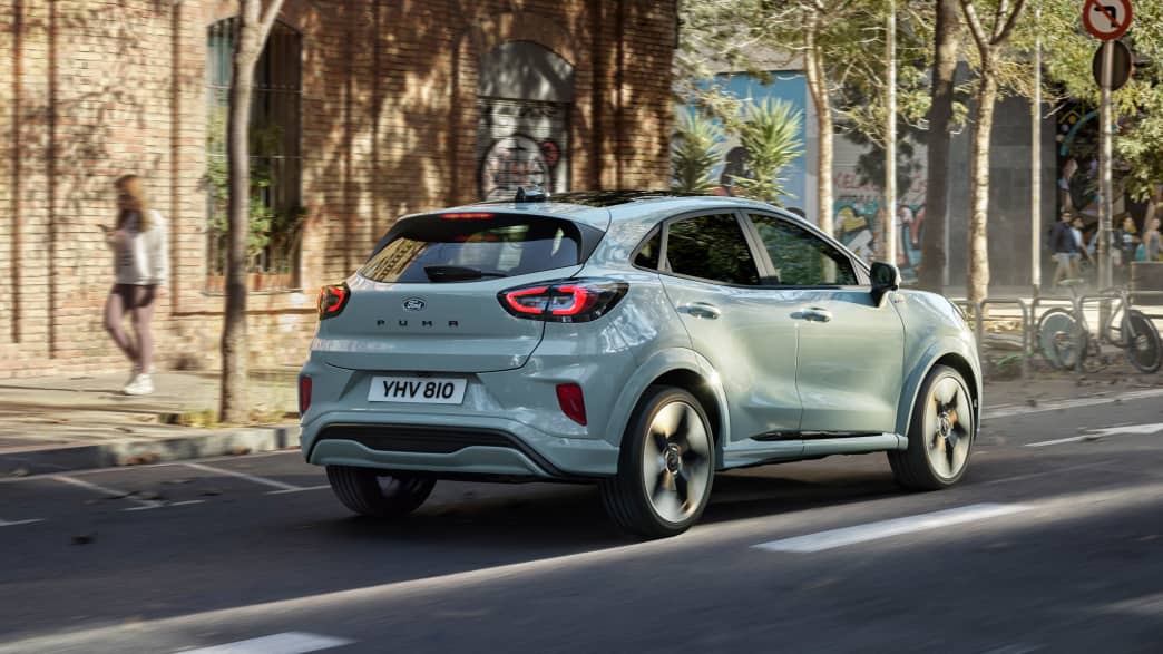 Heckansicht eines fahrenden Ford Puma nach Facelift