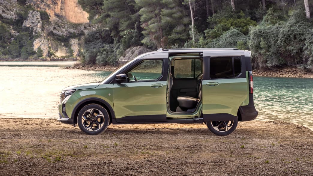 Seitenansicht eines Ford Tourneo Courier mit geöffneter Tür
