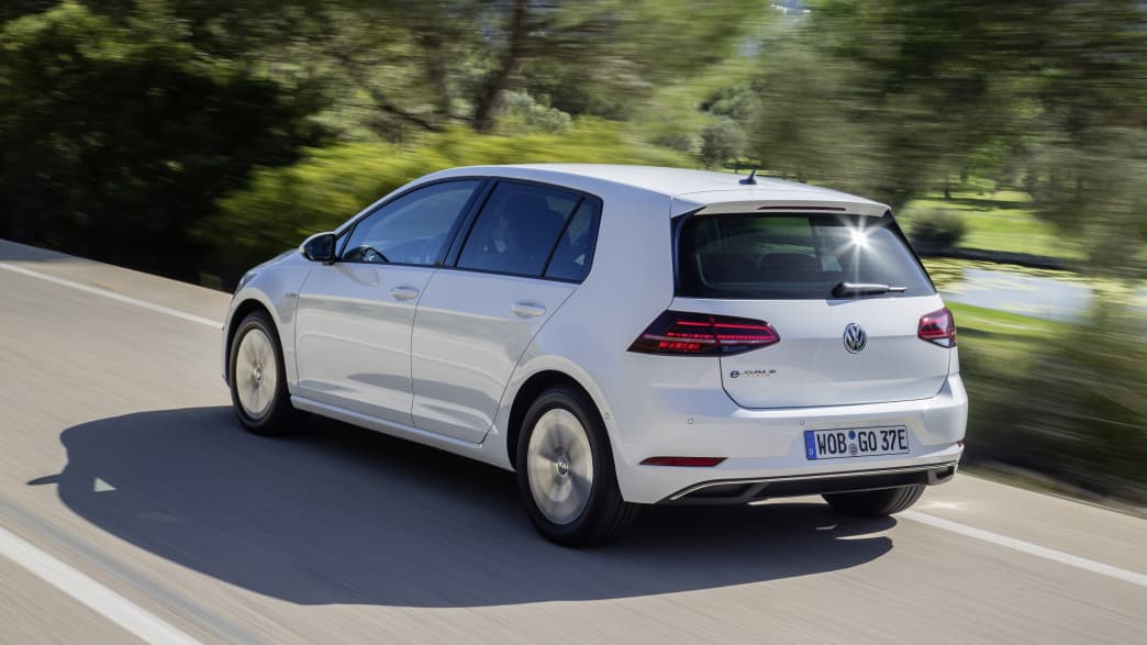 VW E-Golf fahrend auf der Straße