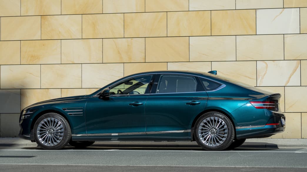 Seitenansicht eines stehenden Genesis electrified G80