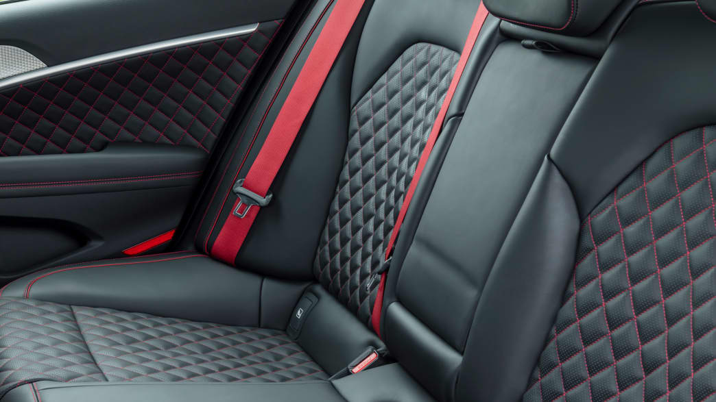 Die schwarz/rote Rückbank des Genesis  G70