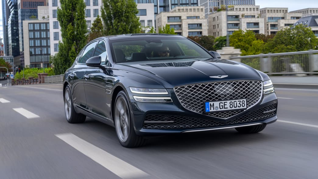 Der Genesis G80 fahrend von vorne zu sehen