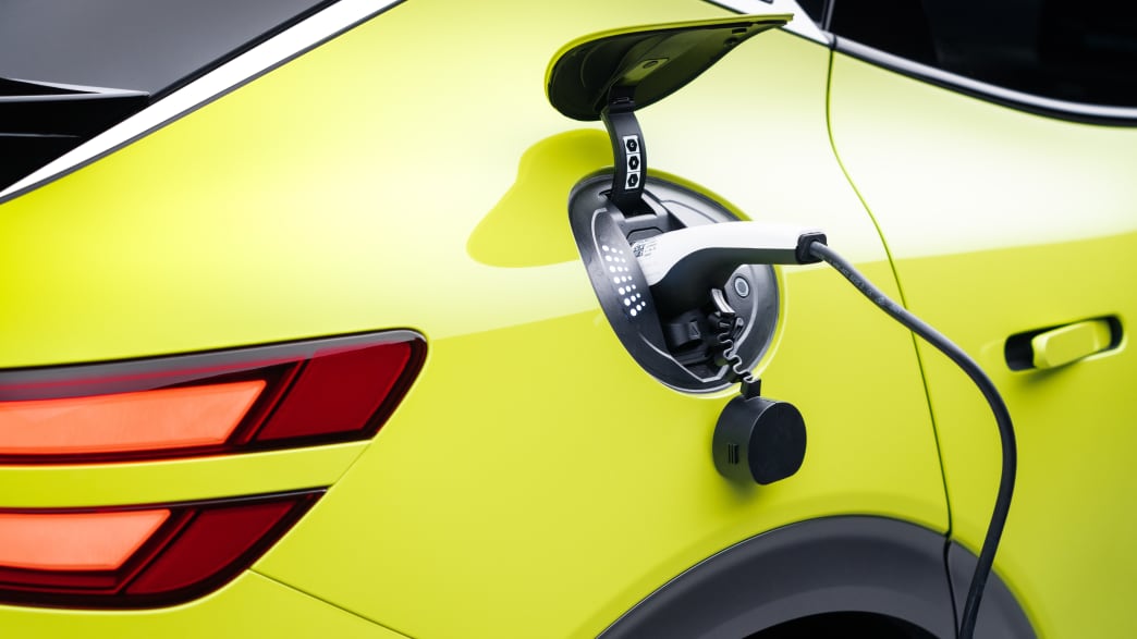 Ein gelber Genesis GV60 wird geladen