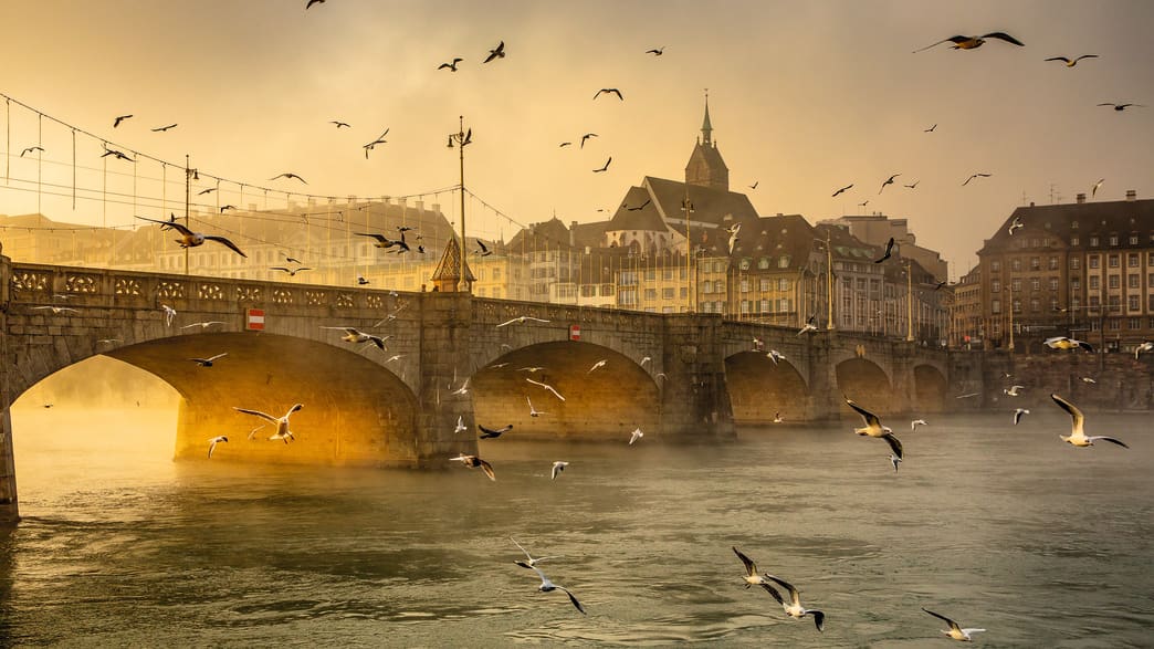Mittlere Rheinbrücke in Basel im Morgenlicht