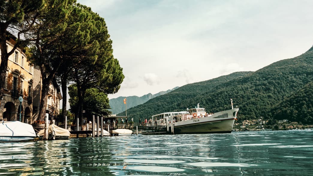 Ein Schiff  hält an einem Steg auf einem See