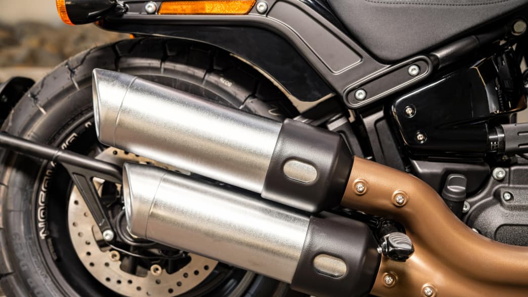 Detailaufnahme vom Auspuff der Harley Davidson Model Fat Bob