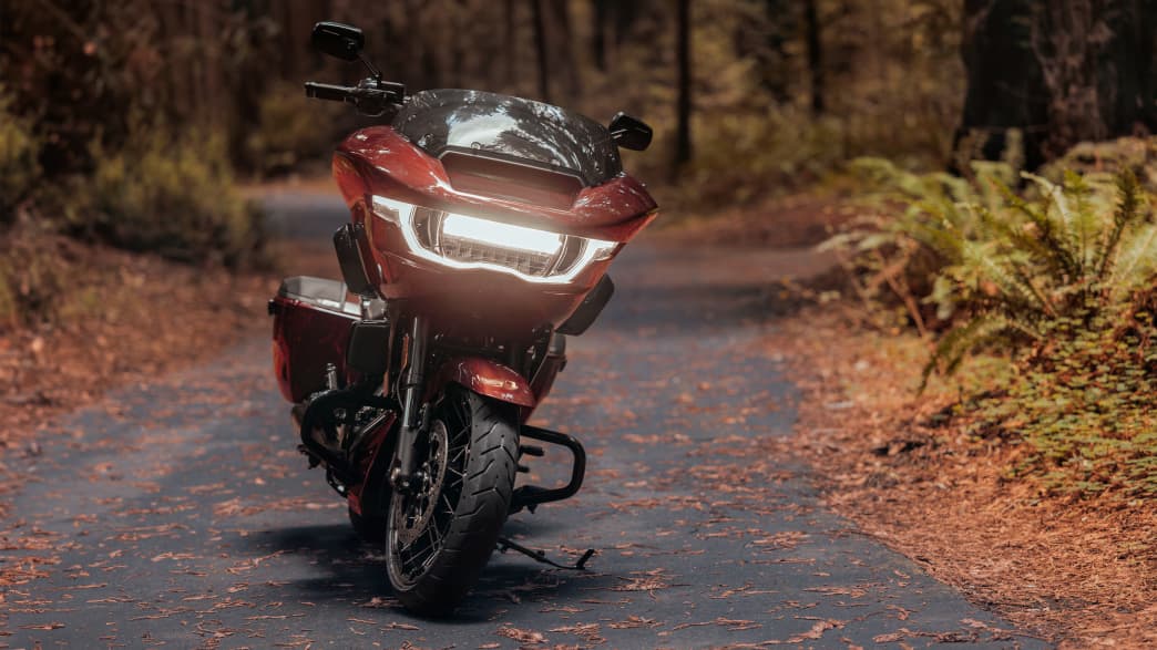 Front mit leuchtendem Scheinwerfer der Harley-Davidson Road Glide