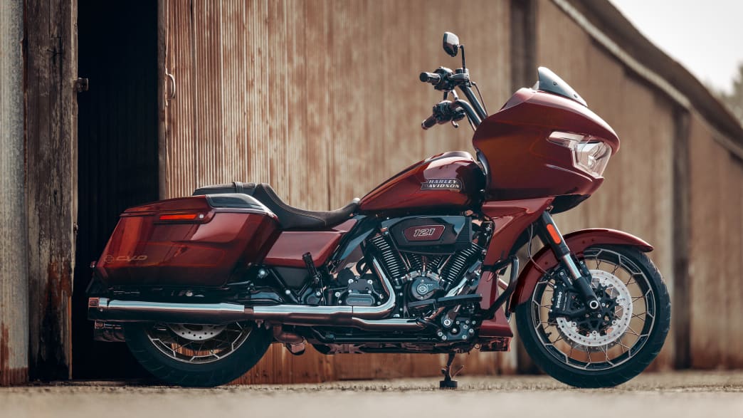 Seitenansicht einer stehenden Harley-Davidson Road Glide