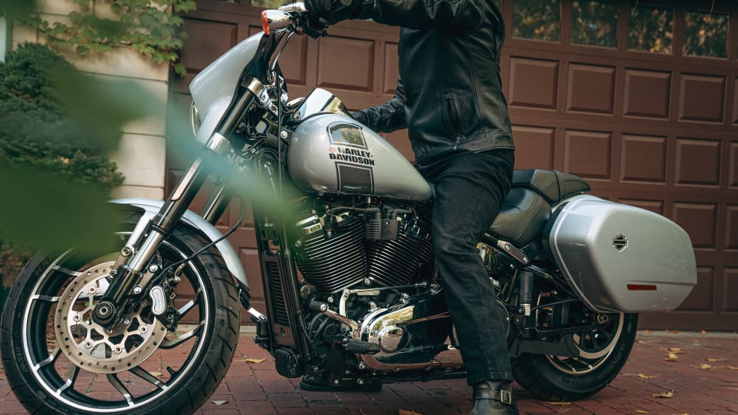 Eine Aufnahme der stehenden Harley Davidson Sport Glide