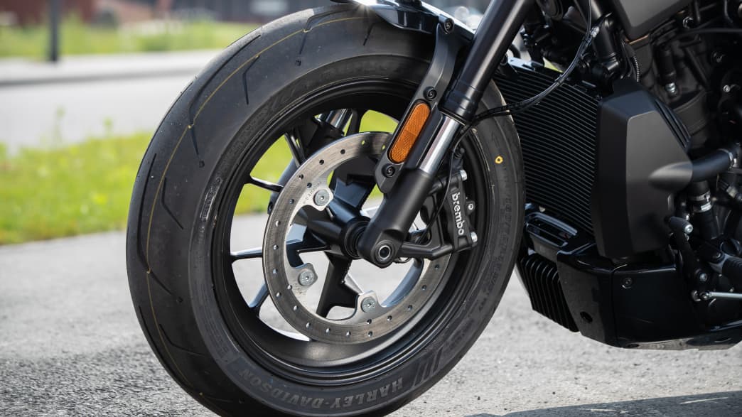 Das Vorderrad einer Harley Davidson Sportster S